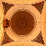 Alzando lo sguardo possiamo ammirare la cupola attorniata da affreschi triangolari...
