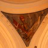...che raffigurano scheletri vestiti con abiti e oggetti ecclesiastici con dietro delle bandiere