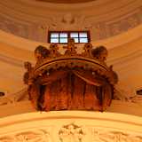 ...e una corona dorata che sormonta l�abside