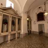 Ci ritroviamo cos� in un ambiente a volte con delle teche in vetro sulle pareti...