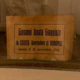 Sono tutti �catalogati� con delle targhette poste in basso che riportano il nome del defunto, la data di morte e la professione svolta in vita