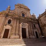 Non ci resta ora che raggiungere la terza tappa del nostro tour. Attraversiamo cos� il centro storico per arrivare dinnanzi alla sontuosa Cattedrale di Maria Santissima della Madia: un tempio che sorge su un�area abitata sin dall�et� del bronzo