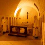 Colpiscono qui i due inquietanti manichini ricoperti da una tunica bianca che copre anche il loro capo. Sono gli originali abiti che vestivano i membri della Arciconfraternita del Santissimo Sacramento, che qui aveva sede in passato