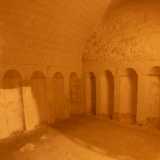 Corpi che venivano poi esposti all�interno di quelle nicchie che vediamo scavate nelle pareti di questa cripta, simbolo dell�antica Monopoli sotterranea
