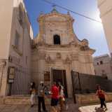 Torniamo in superficie e ci spostiamo di poche decine di metri sino a giungere davanti alla medievale chiesa di Santa Maria degli Amalfitani