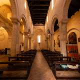 L�interno dell�edifico conserva l�impianto a tre navate e absidi di stile romanico... 