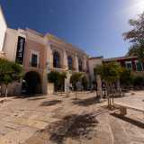 Il nostro viaggio parte da piazza Garibaldi, nel cuore della citt� antica, l� dove svetta la facciata del cinquecentesco edificio che accoglie la Biblioteca civica Prospero Rendella
