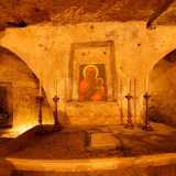 Sull�ara centrale � esposta una tela seicentesca copia dell�antica raffigurazione della Madonna col Bambino il cui disegno si trovava in origine su una parete