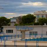 Da qui � possibile raggiungere i vari impianti, tra cui la piscina esterna, adagiata su una terrazza su cui ci portiamo salendo alcuni scalini