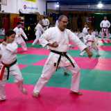 Lo troviamo tra i suoi allievi sul tatami: con le gambe � in posizione zenkutsu dachi, ovvero con il peso su quella anteriore piegata e l�arto posteriore dritto, mentre le braccia sono in gedan barai (parata bassa)
