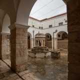 Attraverso una porta alla destra del portale d�ingresso si accede al chiostro centrale del complesso, l� dove si apre l�entrata al museo