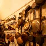 Il nostro sguardo viene infatti immediatamente catturato dalle rappresentazioni di un�antica cucina costellata di antiche pentole, paioli, stadere e altri recipienti in rame...