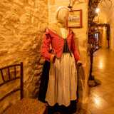 In quest�ultima stanza � possibile notare due manichini abbigliati con costumi tipici dell�epoca di re Ferdinando IV di Borbone ideati dalla studiosa Rita Faure e realizzati dagli studenti dell�Accademia di Belle Arti di Bari
