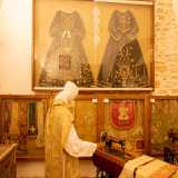 La seconda � invece un laboratorio di tessitura dedicato alla produzione di abiti sacri