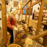 Al centro della stanza vi � infatti un grande telaio ottocentesco che fa bella mostra di s�...