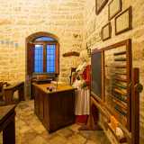 Accanto vi � invece la bellissima ricostruzione di un�aula scolastica tipica degli inizi del 900...