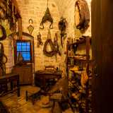 Mentre le sale successive sono tutte dedicate agli antichi mestieri. Si va dalla bottega del sellaio e calzolaio...