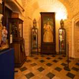Giungiamo infine nella sala pi� grande, adibita interamente alla conservazione di oggetti di devozione popolare provenienti da collezioni private o donati da altri conventi, tra cui ex voto, reliquiari, statue, opere d�arte e antichi libri