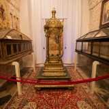 Pi� avanti notiamo altri due elementi di grande interesse: le urne nelle quali vennero custodite per secoli le spoglie del Beato prima di venire sostituite dal reliquiario risalente al 1913