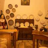Le due sale che visitiamo ora sono invece dedicate al lavoro femminile. La prima � una ricostruzione di un ambiente domestico in cui si notano due manichini raffiguranti massaie intente a lavorare la pasta