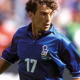 Ala destra abile nei dribbling, Francesco Moriero (Lecce, 1969) inizi� nella squadra della sua citt� per poi passare all�Inter dove disput� tre stagioni giocando anche assieme a Ronaldo �il Fenomeno�. In Nazionale gioc� 8 gare (tra cui quattro ai Mondiali del 1998), condite da due reti