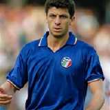 Rizzi-gol era invece il soprannome di Ruggiero Rizzitelli (Margherita di Savoia,1967). Attaccante veloce ma anche abile nel gioco aereo, inizi� la sua carriera con il Cesena per poi passare alla Roma con cui vinse la Coppa Italia del 1991 e al Torino dove realizz� 30 reti in due stagioni. Con gli Azzurri gioc� invece dal 1988 al 1991 disputando nove match e segnando due gol