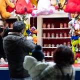 Ed eccoci davanti al tiro a segno, il preferito dai pap� che cercano di colpire con pistole ad aria compressa delle lattine colorate nella speranza di regalare un premio (di solito un pupazzo) ai propri figli