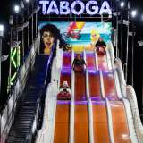 Passiamo ora al �Taboga�, attrazione acquistata 23 anni fa. Qui delle bimbe di 6-7 anni scendono a massima velocit� usando un tappeto che �vola� su un lunghissimo e illuminatissimo scivolo