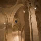 Pilastri cruciformi su cui si impostano grandi archi scandiscono poi l�interno in nove campate
