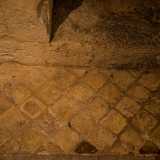 Il pavimento che doveva circondarlo sin dal Medioevo era formato da piccoli tasselli quadrangolari. Purtroppo non ne � praticamente rimasta traccia: l�unico resto giace in un angolino della navata destra dell�edificio