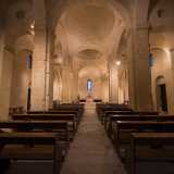 Non ci resta ora che entrare. Varcando la soglia ci immergiamo in un ambiente spoglio e in penombra in cui ciascuna delle tre navate termina con un�abside
