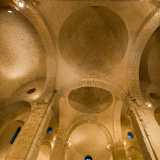 La copertura del soffitto � data dalle tre cupole simmetriche, che una volta marcavano anche le tre parti in cui era composta la chiesa: la zona vicina all�altare consacrata al Cristo, quella centrale dedicata agli evangelisti e l�area pi� vicina alla soglia di accesso