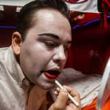 Non possiamo per� andarcene prima di aver incontrato un clown, il simbolo dell�attivit� circense. Eccoci quindi all�interno del camerino del 21enne Patrik, che in quel momento sta dipingendo il suo volto con fondotinta bianco e rossetto rosso, in modo da creare la sua maschera