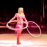 � seguita da Desir�e con l�allegro numero di hula hop...