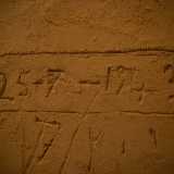 I muri accolgono anche numerose scritte d�epoca. Si tratta di incisioni di date...