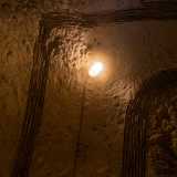 L�ambiente, illuminato dalla luce gialla proveniente da alcune lampade poste sul soffitto a volta...