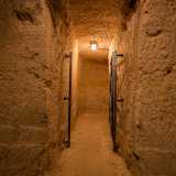 Negli ultimi 50 metri di tunnel sono invece preservate le testimonianze pi� singolari. In una diramazione del percorso principale si conservano ad esempio due latrine: al di l� di sottili cancellate in ferro...