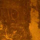 Qui centinaia di scritte ricoprono le pareti ormai imbrunite...