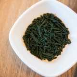 ...e a quel punto, dopo ulteriori controlli, � pressata e inserita in un macchinario detto estruttore che serve a formare dei bastoncini solidi di spirulina pura
