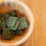 ...o crackers a base di mandorle