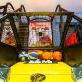 ...il �basket arcade� che permette di cimentarsi in tiri al canestro...