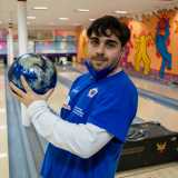 Sulla pista 12 veniamo poi sovrastati dal rumore di uno strike realizzato da Gianluigi Saulle, un ragazzo autistico che vanta ben tre titoli