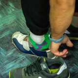 Ci avviciniamo infine al 44enne Sabino Formiglio che si sta infilando le scarpe per cominciare la sua gara con il 33enne Marco Capriati