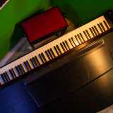 Max ci mostra un�altra stanza pi� piccola, delimitata da pannelli trasparenti. � quella jazz, dove trovano posto un pianoforte...