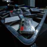 In un angolo, nascosto tra gli scaffali, sbuca un grande vascone ricolmo di cassette registrate da band emergenti nei decenni passati. �A met� degli anni 2000, prima di diventare famoso, anche il cantautore Ermal Meta ha lavorato qui come addetto alla strumentazione�, ci confida Max