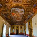 Il secondo salone poi lascia davvero incantati. Parliamo di una vasta sala rettangolare di oltre 12 metri per 6...