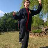 Raggiungiamo ora la palestra Waka Ki Dojo di viale Einaudi, dove tiene i suoi corsi Eliana Lezzi, originaria di Lecce, che fa parte del gruppo nazionale �Wang Xian Taiji�. Lei insegna Tai Chi Chen, stile interno del Kung Fu