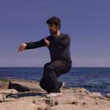 Ma quali sono i segreti per riuscire nel Kung Fu? �La base di tutto � mantenere le posizioni - spiega -: il piazzamento � la prima cosa che bisogna imparare. Poi si pu� passare agli esercizi di coordinazione di gambe e braccia e all�irrobustimento dell�apparato muscolo tendineo. Infine si approfondiscono i vari stili�