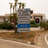 Per raggiungere la tenuta, oggi divenuta elegante resort, basta uscire dalla statale 16 allo svincolo Monopoli Nord per poi imboccare viale Aldo Moro