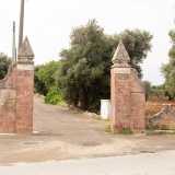 Dopo circa un chilometro, al civico 27, due colonne rossicce con terminali a forma di piramide segnano sulla destra l�ingresso della Masseria